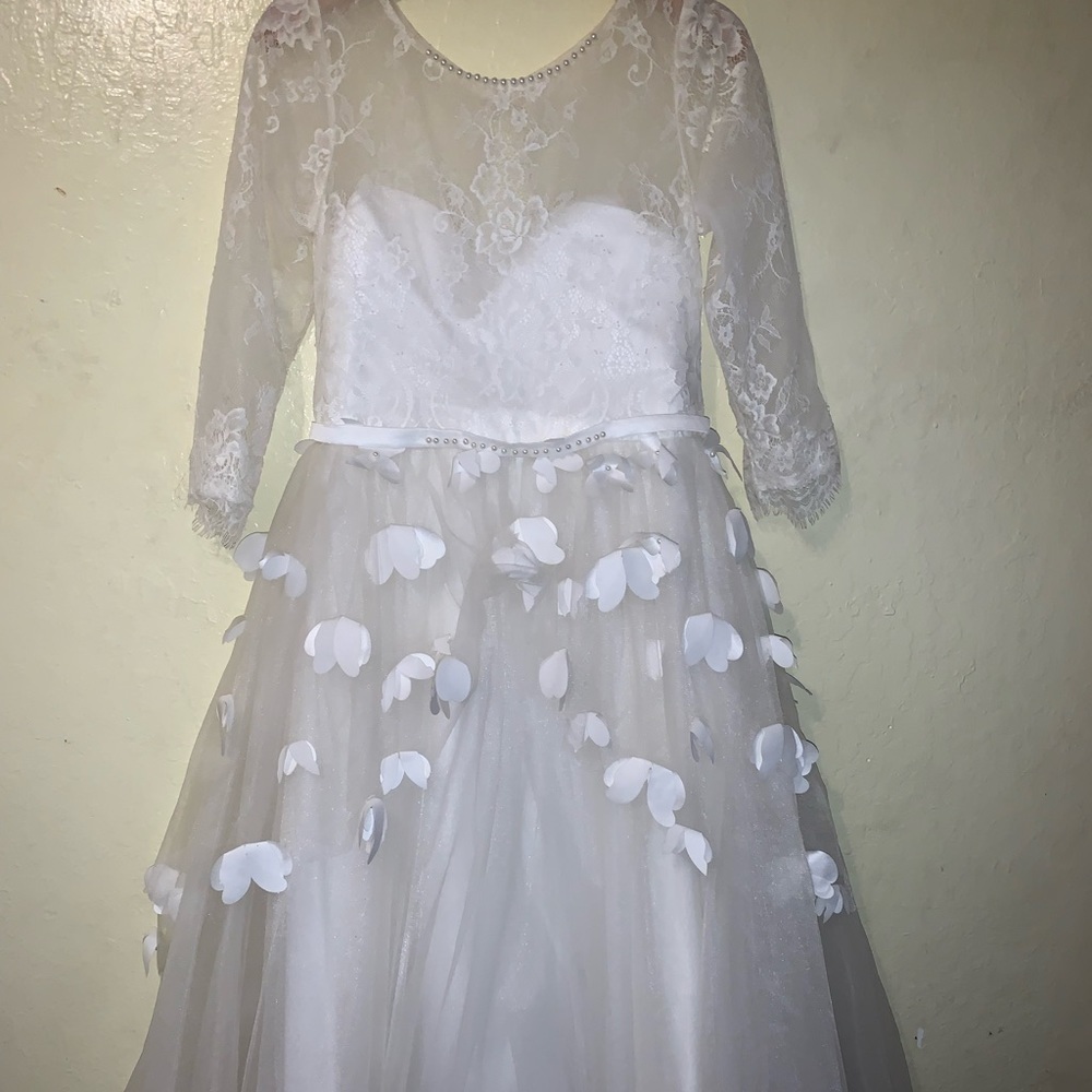 White flower girl dress with flower petals - Picture 3 of 5